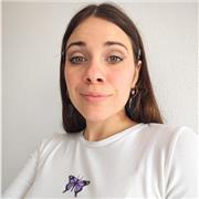 Profesora de Geografía e Historia titulada, además de en arqueología, patrimonio, inglés y valenciano.